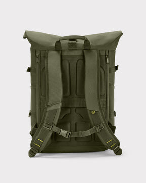 Rückseite des olivgrünen Rolltop-Rucksacks Allen Large Move mit gepolsterten, verstellbaren Trägern und ergonomischem Rückenpolster