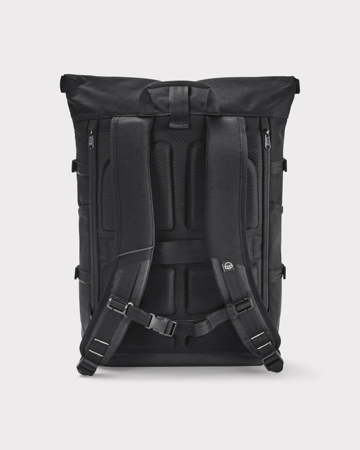 Schwarzer Rolltop Rucksack ‚Allen Large Move‘ von Johnny Urban mit gepolsterten Rücken- und Schultergurten