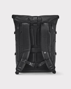 Schwarzer Rolltop Rucksack ‚Allen Large Move‘ von Johnny Urban mit gepolsterten Rücken- und Schultergurten