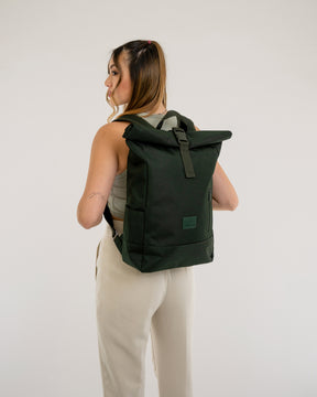 Frau von hinten mit schwarzem Rolltop Rucksack 'Robin Medium' von Johnny Urban, trägt hellbeige Hose und graues Tanktop