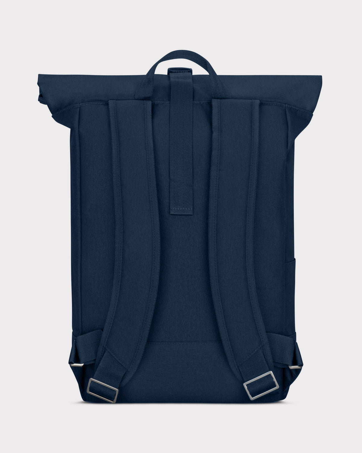 Rückseite des Johnny Urban Rolltop Rucksacks 'Robin Medium' in dunkelblau mit gepolsterten Schulterriemen und Trageschlaufe