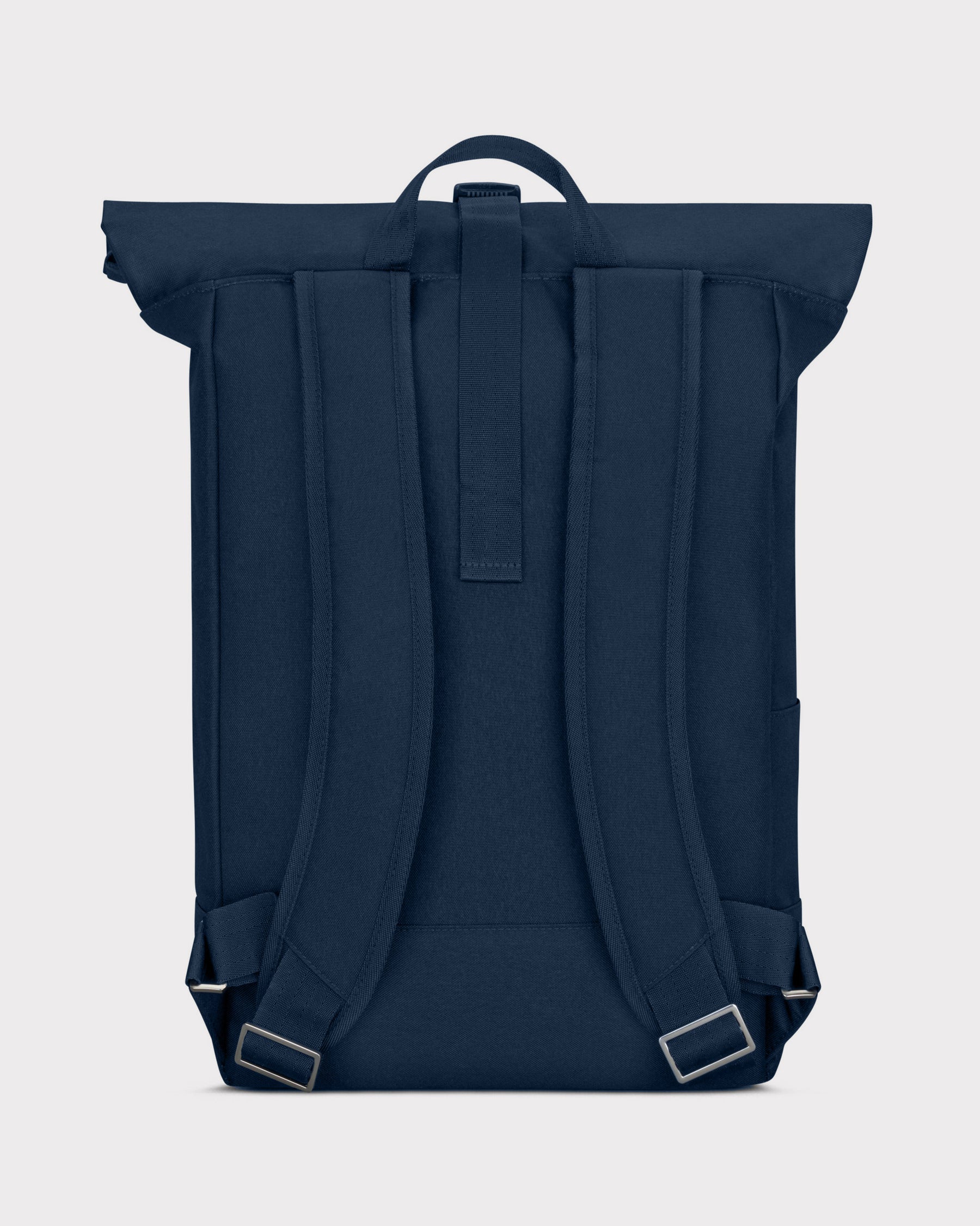 Rückseite des Johnny Urban Rolltop Rucksacks 'Robin Medium' in dunkelblau mit gepolsterten Schulterriemen und Trageschlaufe
