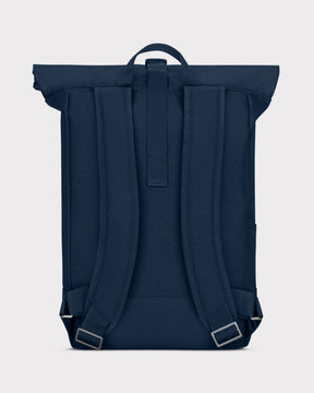 Rückseite des Johnny Urban Rolltop Rucksacks 'Robin Medium' in dunkelblau mit gepolsterten Schulterriemen und Trageschlaufe