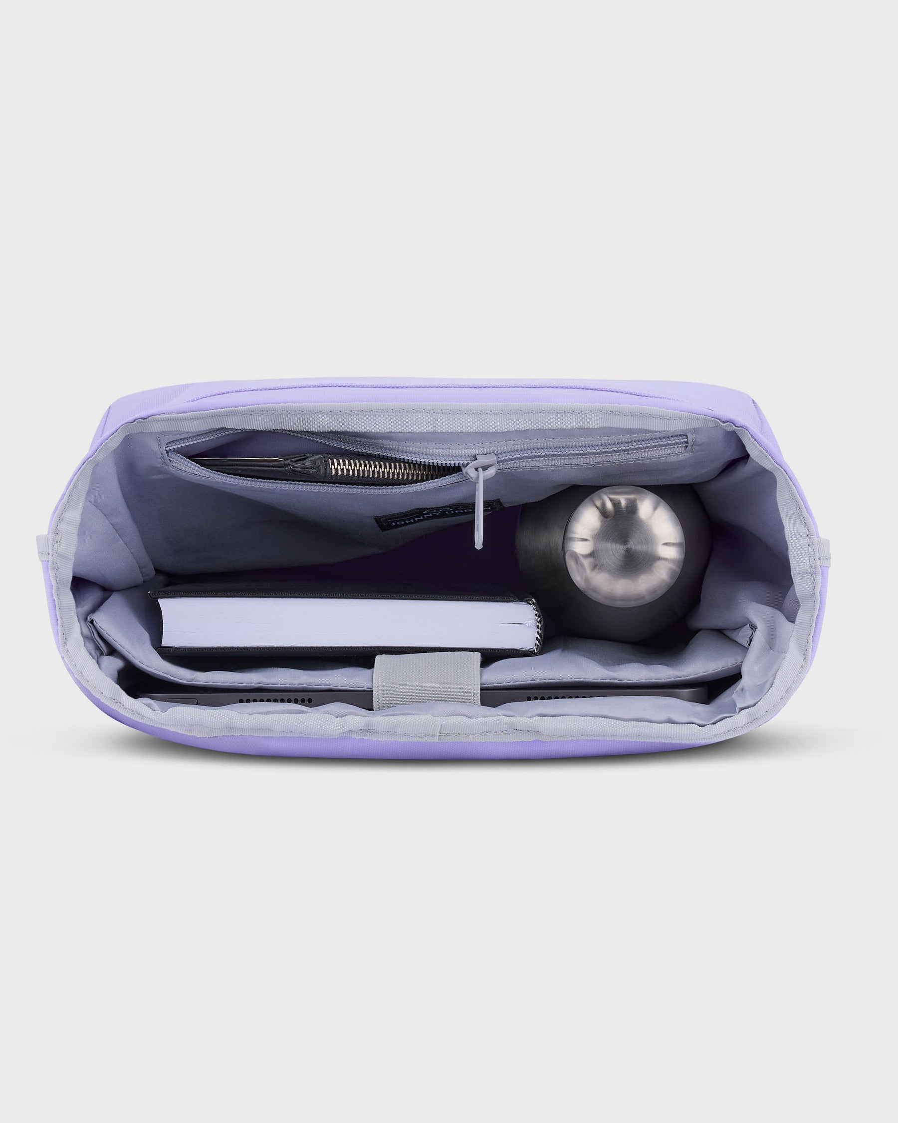 Offener lilafarbener Rolltop Rucksack Robin Medium mit Innenfächern, gefüllt mit Buch, Trinkflasche und Tablet