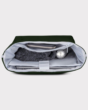 Geöffneter grüner Rolltop Rucksack 'Robin Large' von Johnny Urban mit Laptopfach, einem grauen Pullover, einer silbernen Flasche und einem Reißverschlussfach