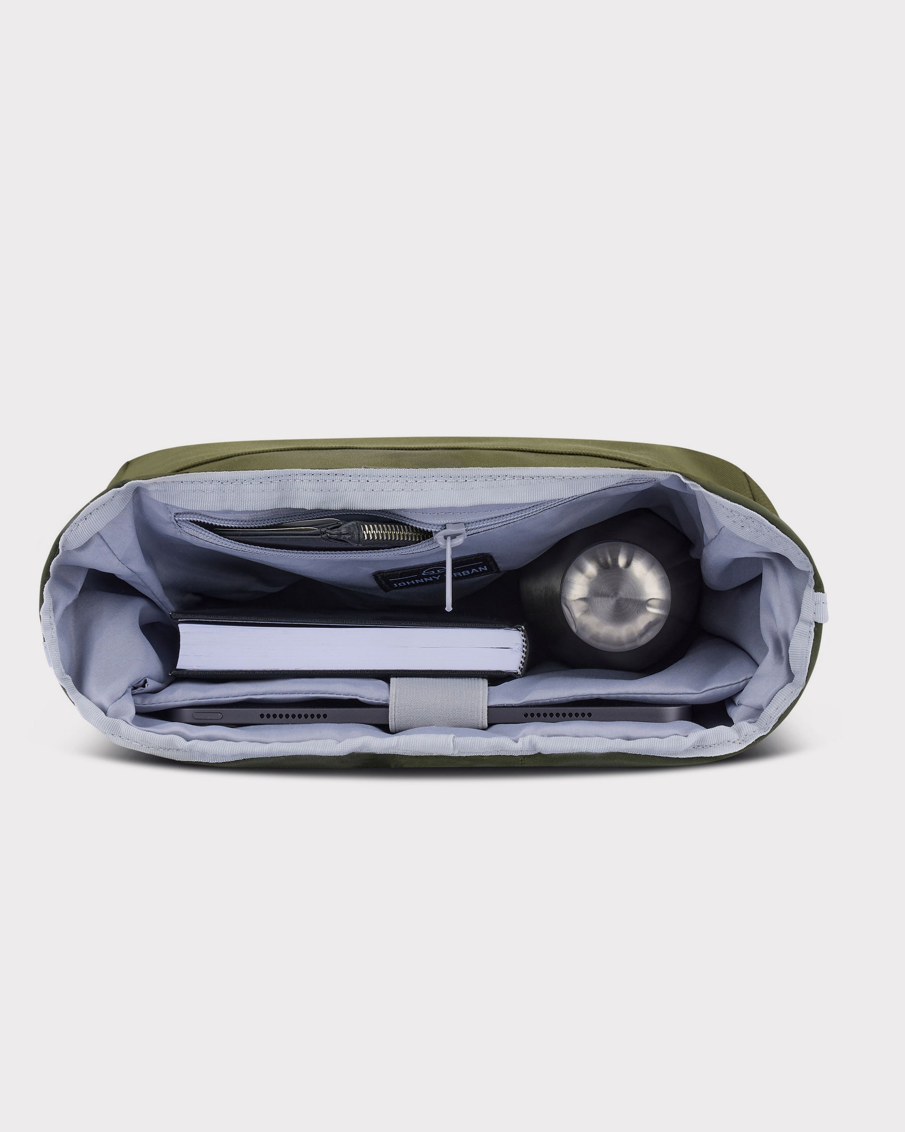 Innenansicht des olivfarbenen Rolltop Rucksacks 'Robin Medium' mit Laptopfach, Buch und Trinkflasche