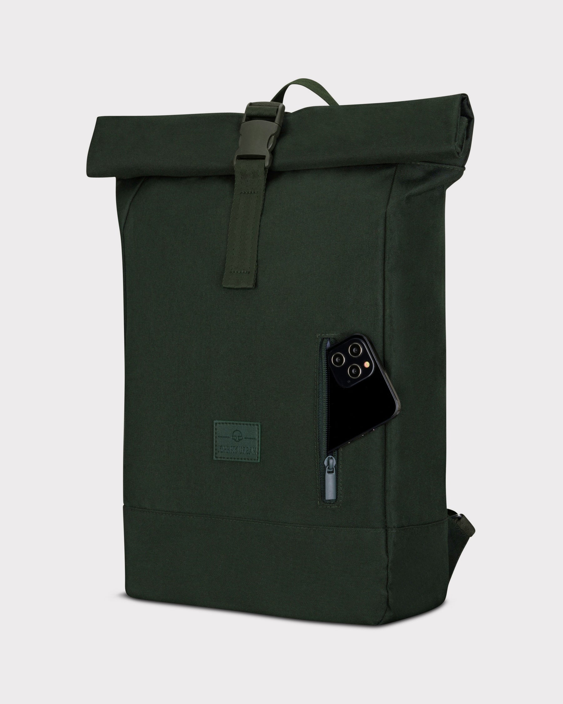 Johnny Urban Rolltop Rucksack Robin Medium in Grün mit aufgerolltem Verschluss und seitlicher Reißverschlusstasche mit Smartphone