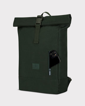 Johnny Urban Rolltop Rucksack Robin Medium in Grün mit aufgerolltem Verschluss und seitlicher Reißverschlusstasche mit Smartphone