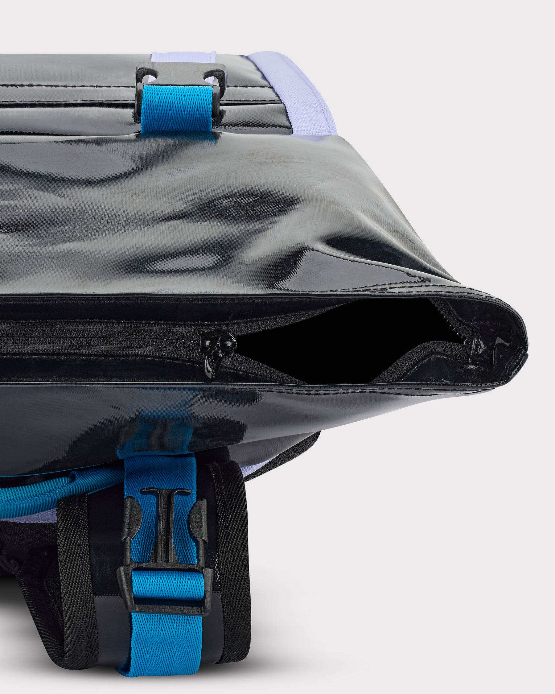 Rolltop Rucksack 'Ashton' in Schwarz mit blauem Verschlussriemen, geöffneter Hauptfachreißverschluss sichtbar