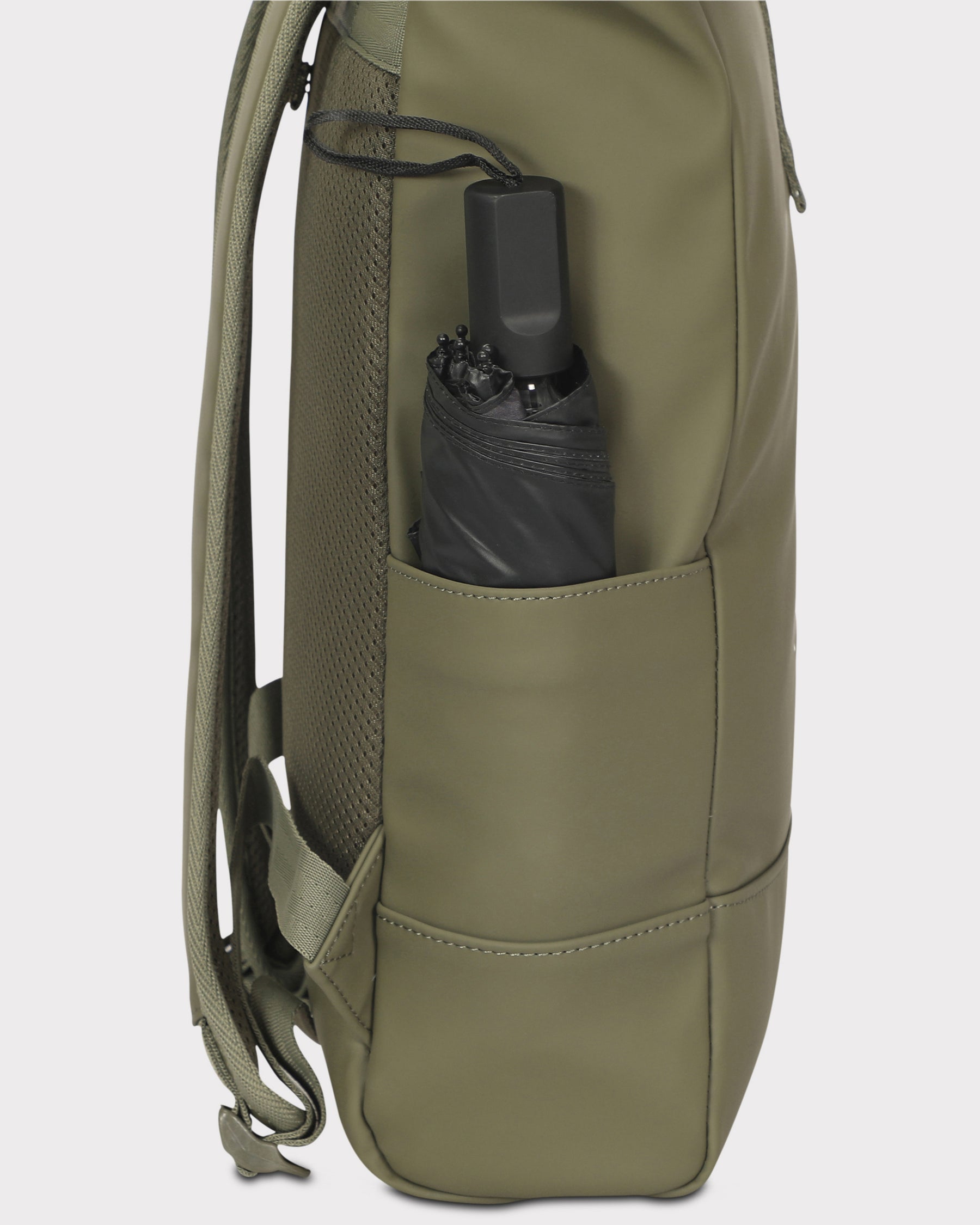 Seitentasche des olivfarbenen Rolltop-Rucksacks 'Harvey Medium' mit eingestecktem schwarzem Regenschirm