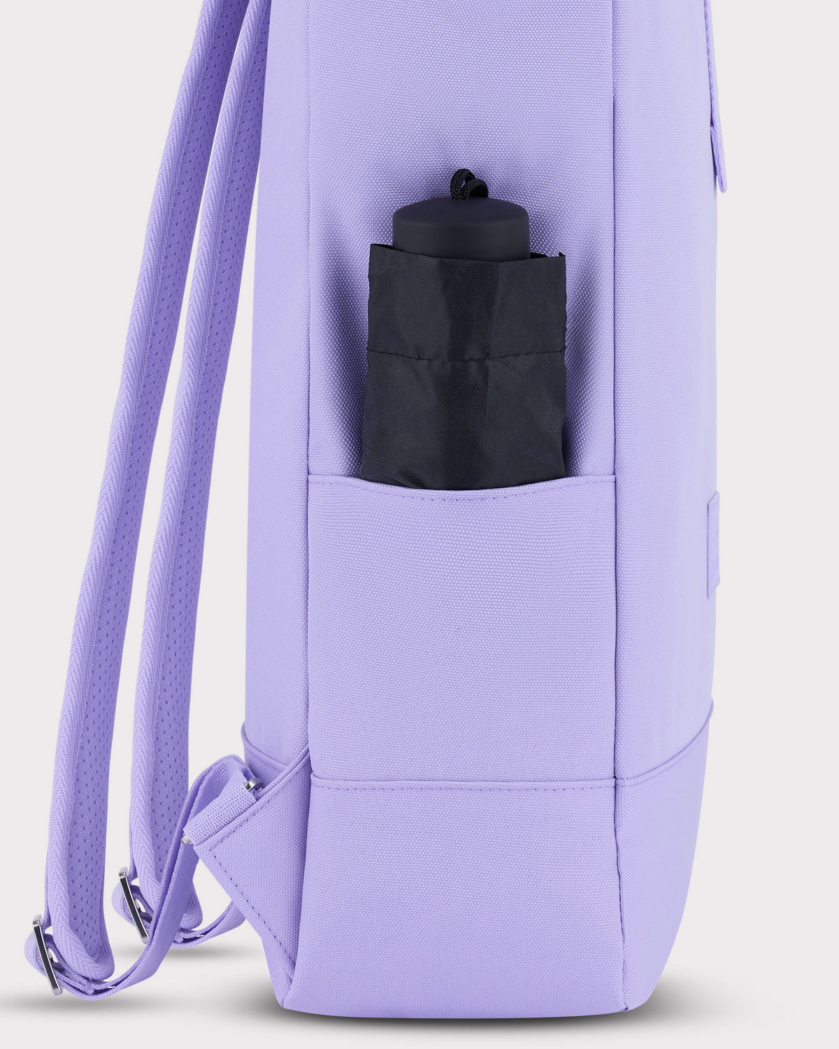 Rolltop Rucksack Robin Medium in flieder-lila mit seitlicher Tasche und schwarzem Flaschenhalter