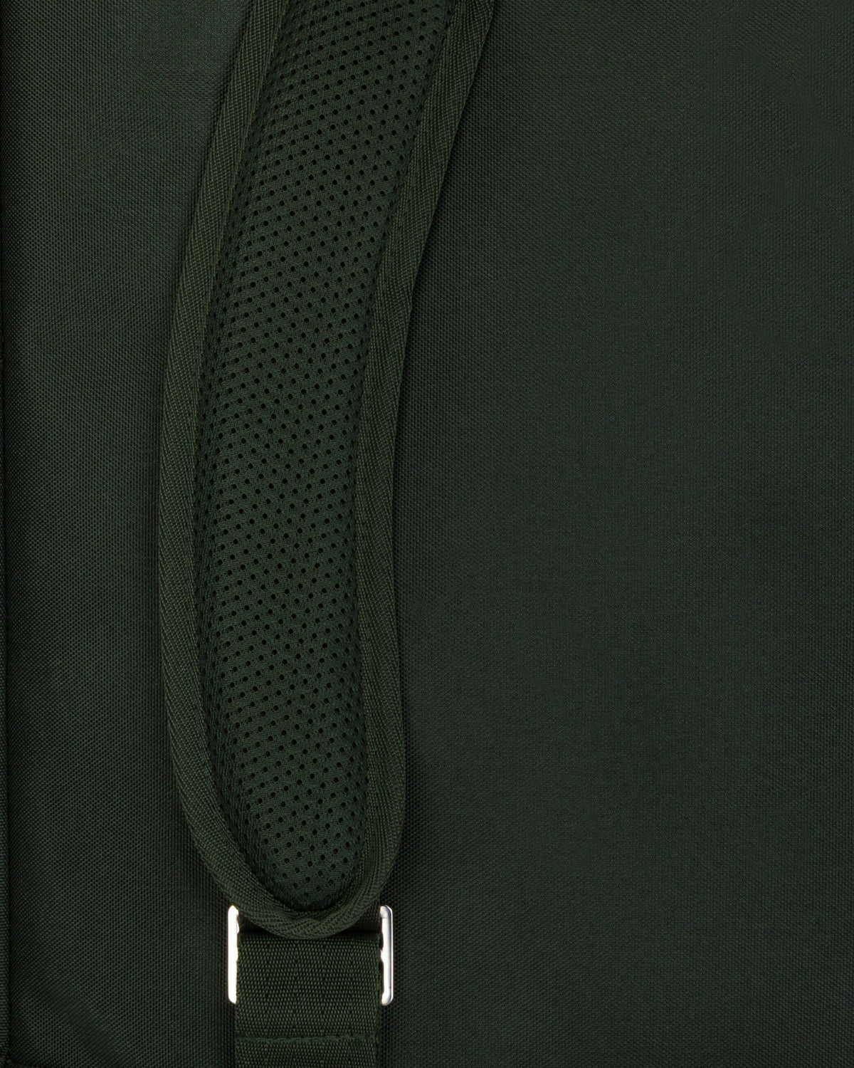 Detailaufnahme des gepolsterten Schultergurts am grünen Johnny Urban Rolltop Rucksack 'Robin Large'
