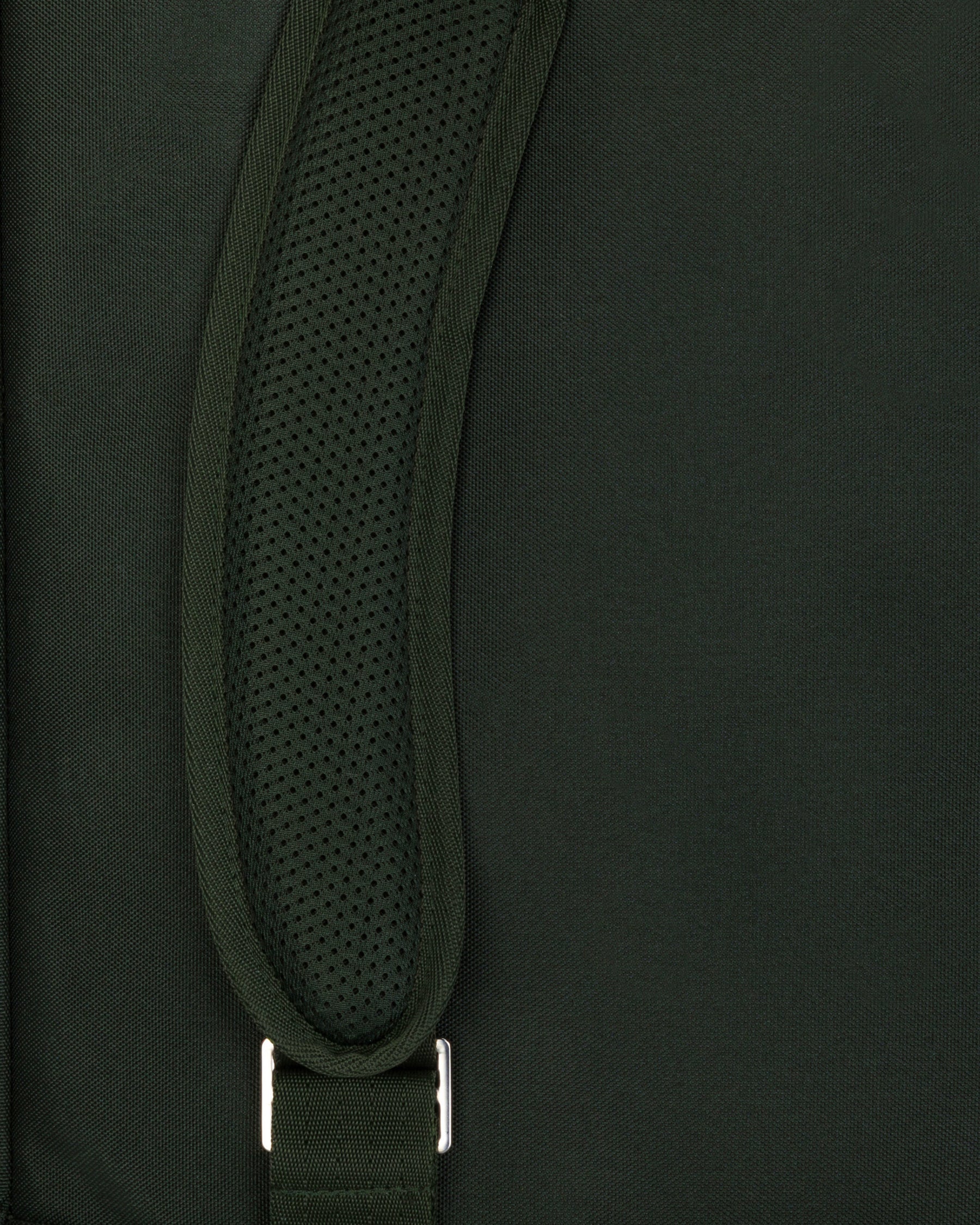 Detailaufnahme des gepolsterten Schultergurts am grünen Johnny Urban Rolltop Rucksack 'Robin Large'