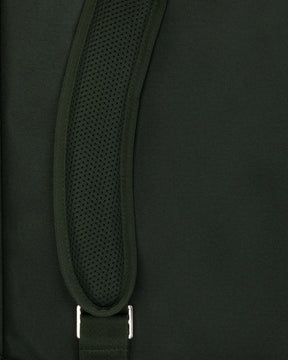 Detailaufnahme des gepolsterten Schultergurts am grünen Johnny Urban Rolltop Rucksack 'Robin Large'