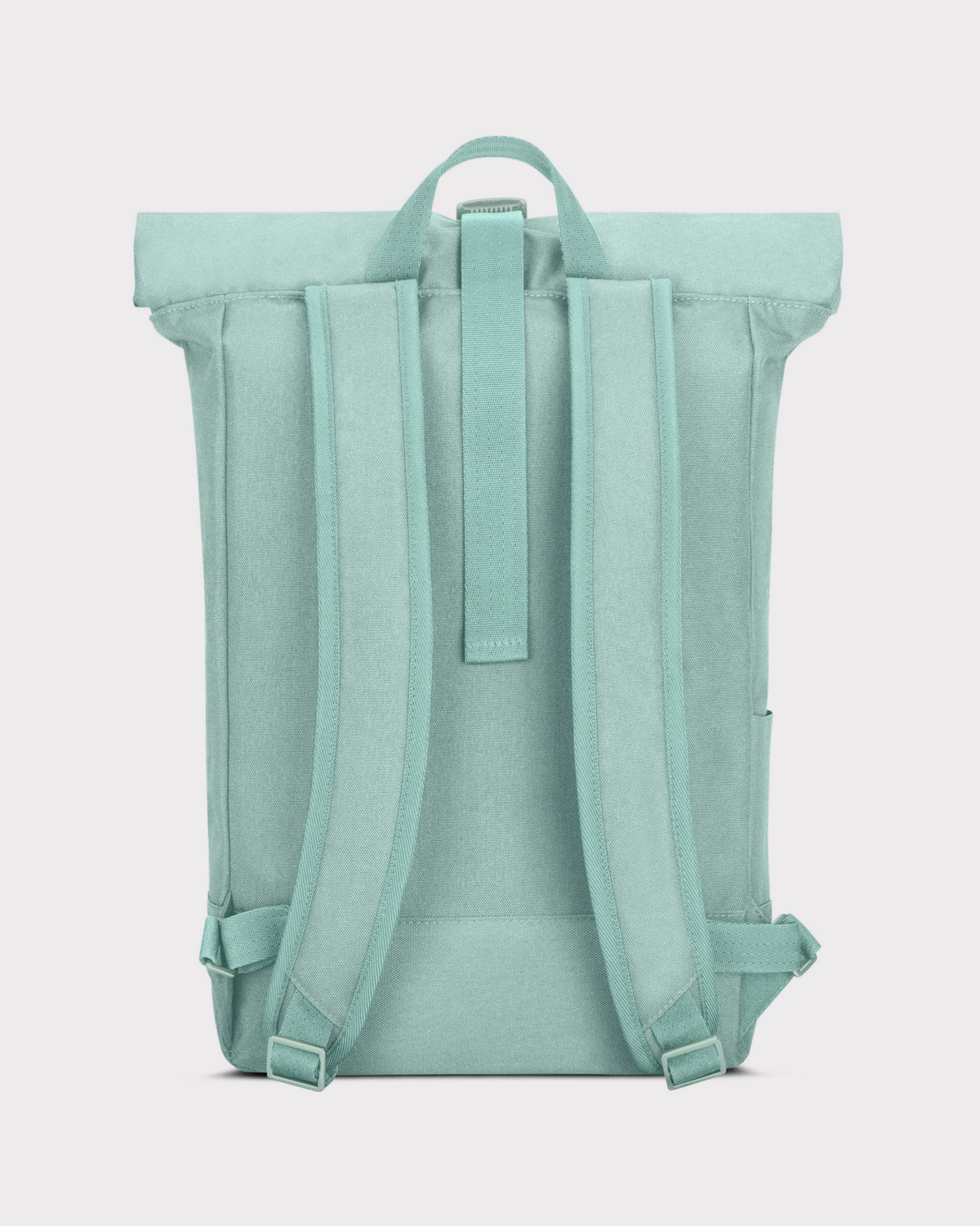 Rückseite des mintgrünen Rolltop Rucksacks 'Robin Medium' mit gepolsterten Schultergurten und Trageschlaufe