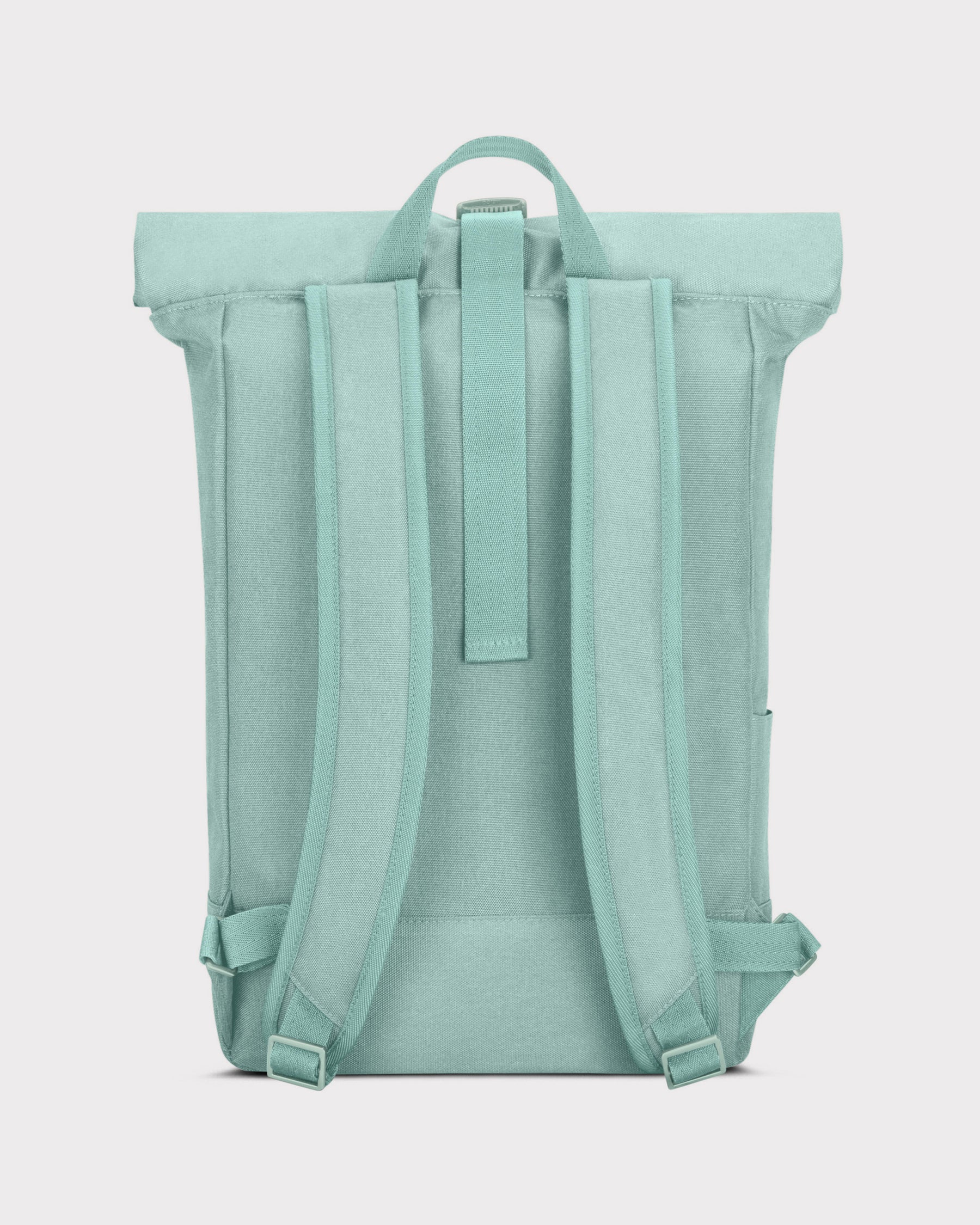 Rückseite des mintgrünen Rolltop Rucksacks 'Robin Medium' mit gepolsterten Schultergurten und Trageschlaufe