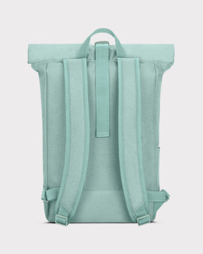 Rückseite des mintgrünen Rolltop Rucksacks 'Robin Medium' mit gepolsterten Schultergurten und Trageschlaufe