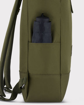 Rolltop Rucksack Robin Medium in Olivgrün mit seitlicher Tasche und einem schwarzen Gegenstand darin