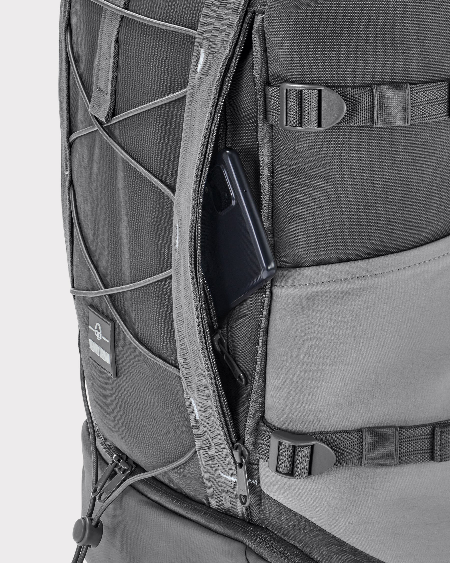 Rolltop Rucksack 'Allen Large Move' in Grau mit offenem Reißverschluss und Smartphone in Geheimfach