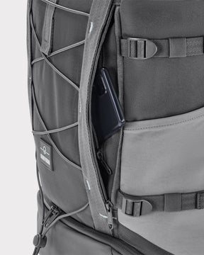 Rolltop Rucksack 'Allen Large Move' in Grau mit offenem Reißverschluss und Smartphone in Geheimfach