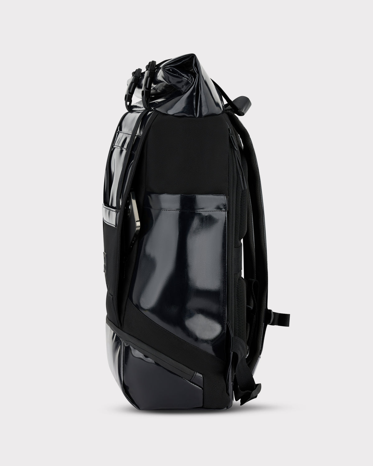 Schwarzer Johnny Urban Rolltop Rucksack 'Ashton' aus glänzendem Material mit verborgenem Seitenfach