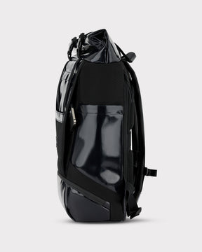 Schwarzer Johnny Urban Rolltop Rucksack 'Ashton' aus glänzendem Material mit verborgenem Seitenfach