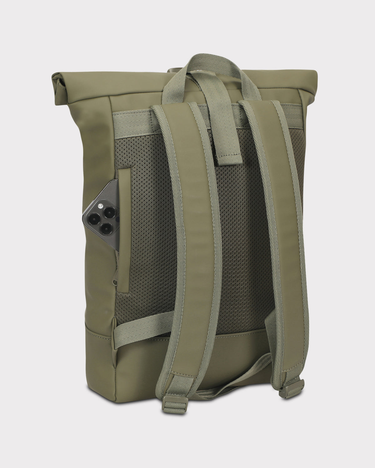Rückansicht des olivgrünen Rolltop Rucksacks 'Harvey Medium' mit gepolsterten Schulterriemen und seitlicher Außentasche mit Smartphone