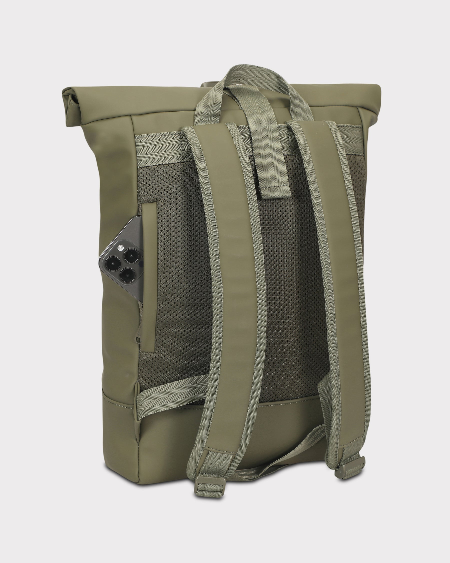 Rückansicht des olivgrünen Rolltop Rucksacks 'Harvey Medium' mit gepolsterten Schulterriemen und seitlicher Außentasche mit Smartphone