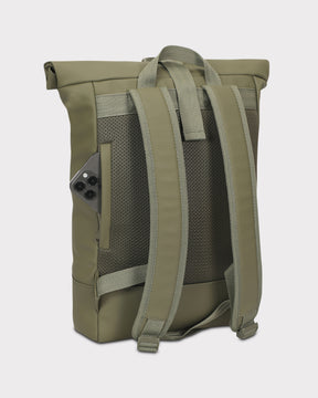 Rückansicht des olivgrünen Rolltop Rucksacks 'Harvey Medium' mit gepolsterten Schulterriemen und seitlicher Außentasche mit Smartphone