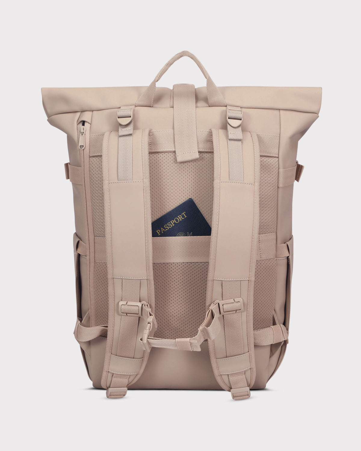 Beiger Rolltop-Rucksack 'Harvey Large' mit gepolsterten Schultergurten und verstecktem Rückentaschen-Reißverschluss mit sichtbar steckendem Reisepass