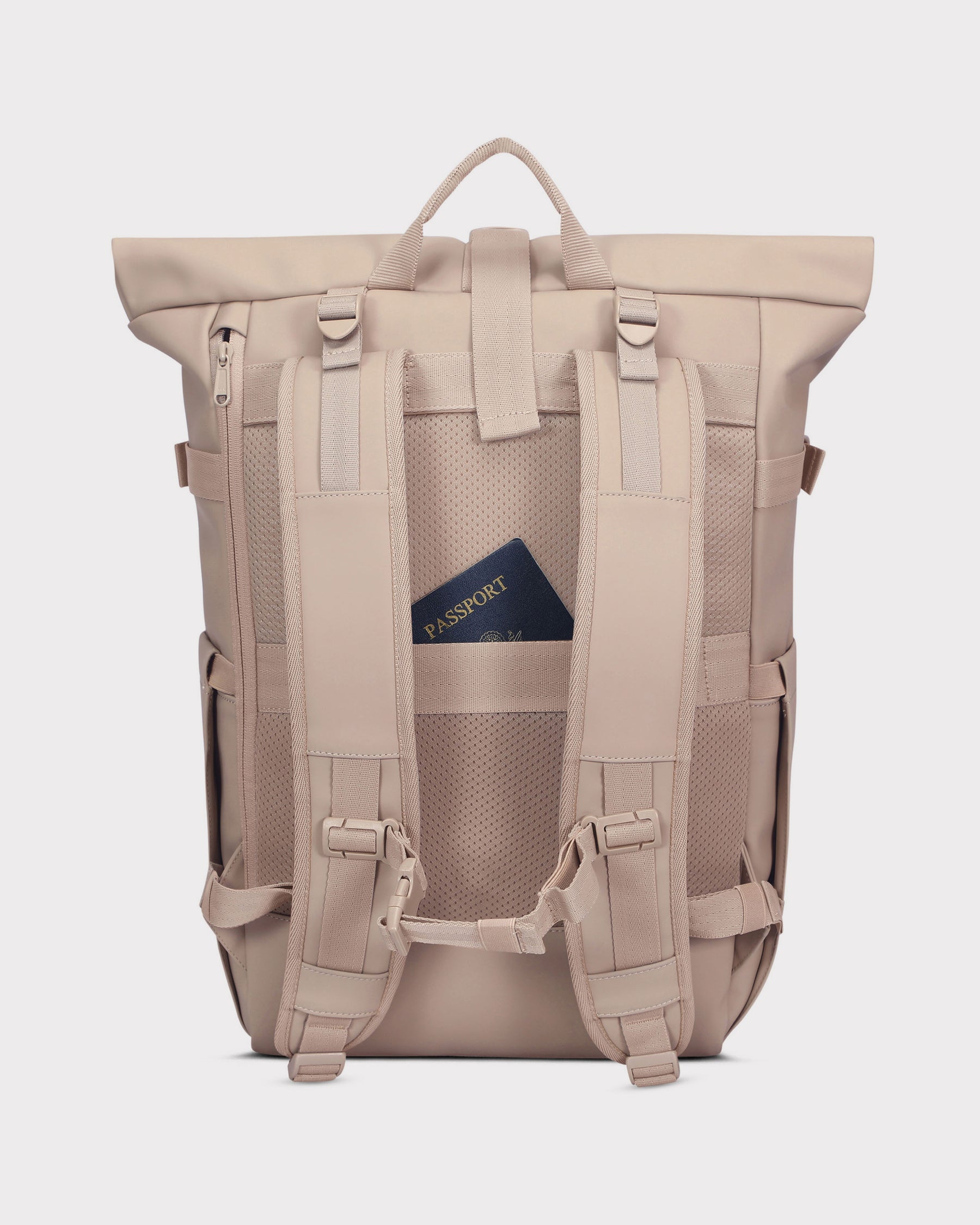 Beiger Rolltop-Rucksack 'Harvey Large' mit gepolsterten Schultergurten und verstecktem Rückentaschen-Reißverschluss mit sichtbar steckendem Reisepass
