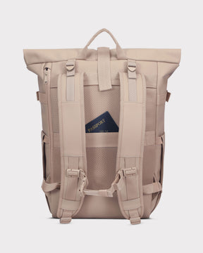 Beiger Rolltop-Rucksack 'Harvey Large' mit gepolsterten Schultergurten und verstecktem Rückentaschen-Reißverschluss mit sichtbar steckendem Reisepass
