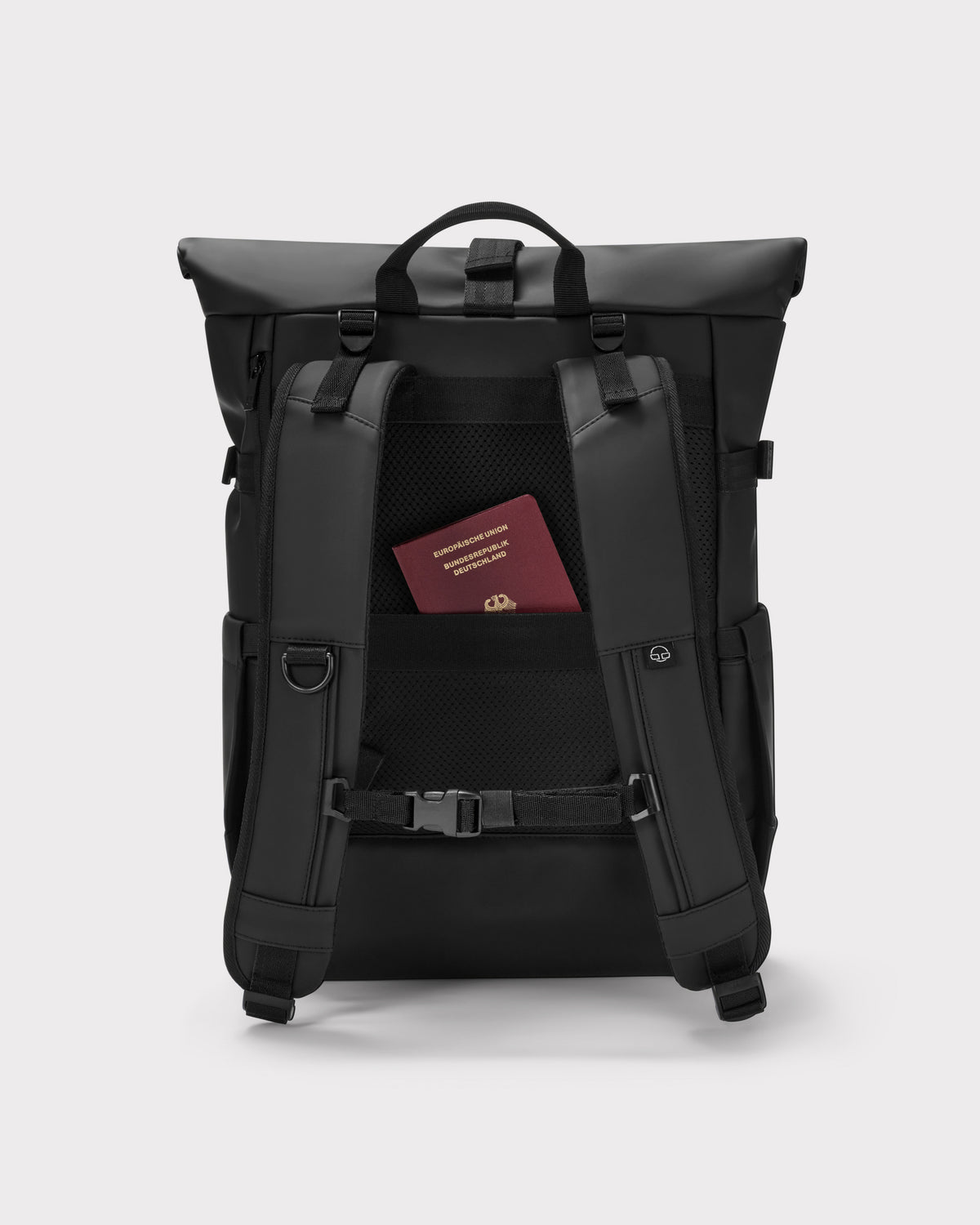 Schwarzer Rolltop Rucksack ,Harvey Large' mit gepolsterten Trägern und verstecktem Rückentaschen-Reißverschluss mit einem Reisepass
