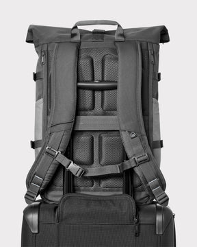 Rückansicht des grauen Rolltop-Rucksacks Allen Large Move mit gepolstertem Rücken und verstellbaren Schultergurten, befestigt an einem schwarzen Trolley-Griff