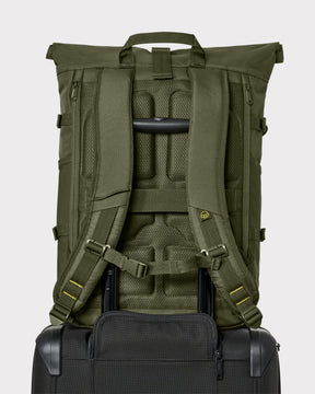 Rückansicht des olivgrünen Rolltop-Rucksacks 'Allen Large Move' auf einem Trolleygriff
