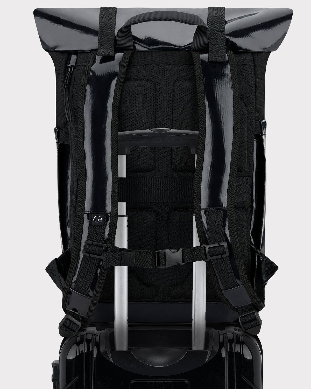 Schwarzer Rolltop Rucksack 'Ashton' mit gepolsterten Schultergurten und Befestigung am Trolleygriff