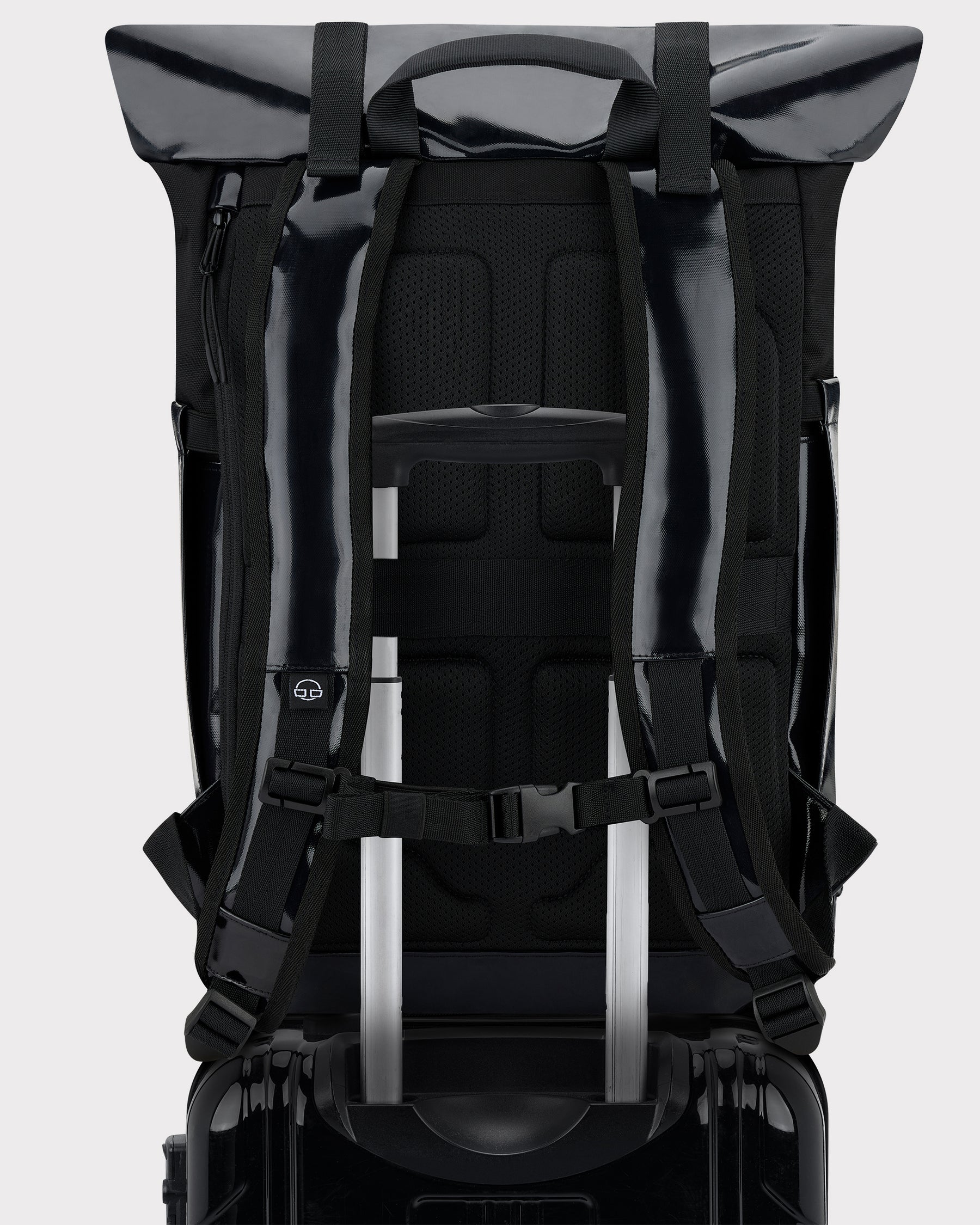 Schwarzer Rolltop Rucksack 'Ashton' mit gepolsterten Schultergurten und Befestigung am Trolleygriff