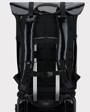 Schwarzer Rolltop Rucksack 'Ashton' mit gepolsterten Schultergurten und Befestigung am Trolleygriff