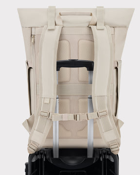 Beiger Johnny Urban Rolltop Rucksack 'Ashton' mit gepolstertem Rücken und Gurt auf schwarzem Rollkoffergriff
