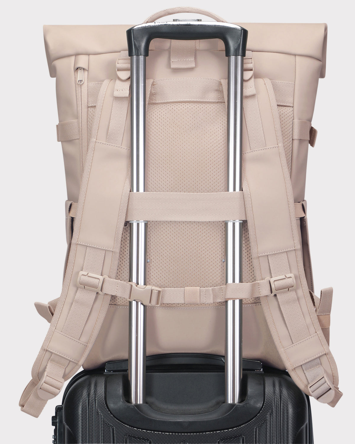 Beiger Rolltop Rucksack 'Harvey Large' von Johnny Urban auf einem schwarzen Koffergriff befestigt