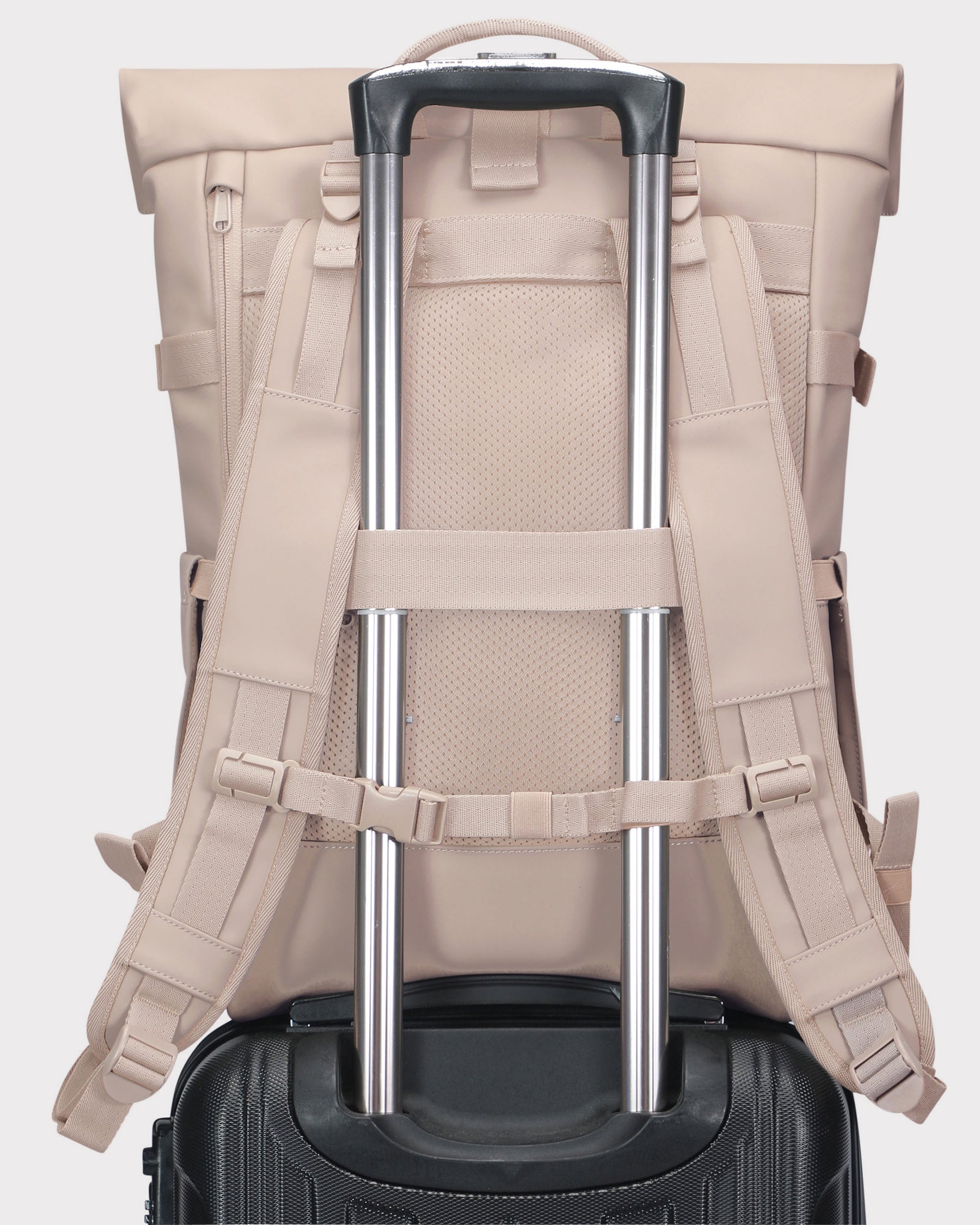 Beiger Rolltop Rucksack 'Harvey Large' von Johnny Urban auf einem schwarzen Koffergriff befestigt