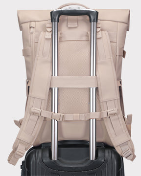Beiger Rolltop Rucksack 'Harvey Large' von Johnny Urban auf einem schwarzen Koffergriff befestigt