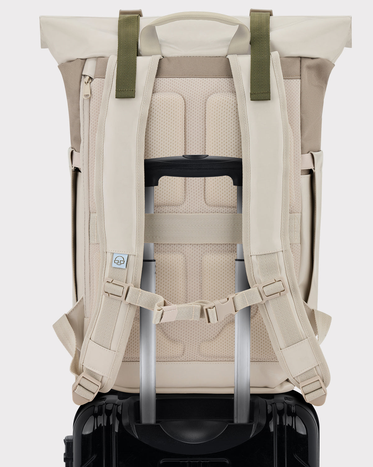 Rolltop Rucksack 'Ashton' in Beige befestigt am Griff eines Handgepäck Trolleys
