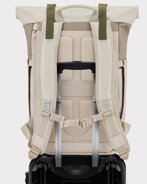 Rolltop Rucksack 'Ashton' in Beige befestigt am Griff eines Handgepäck Trolleys