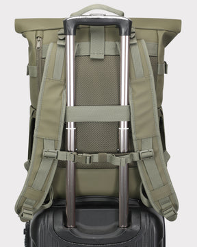 Rückansicht des Rolltop Rucksacks Harvey Large in Oliv, befestigt an einem Teleskopgriff eines schwarzen Handgepäckkoffers