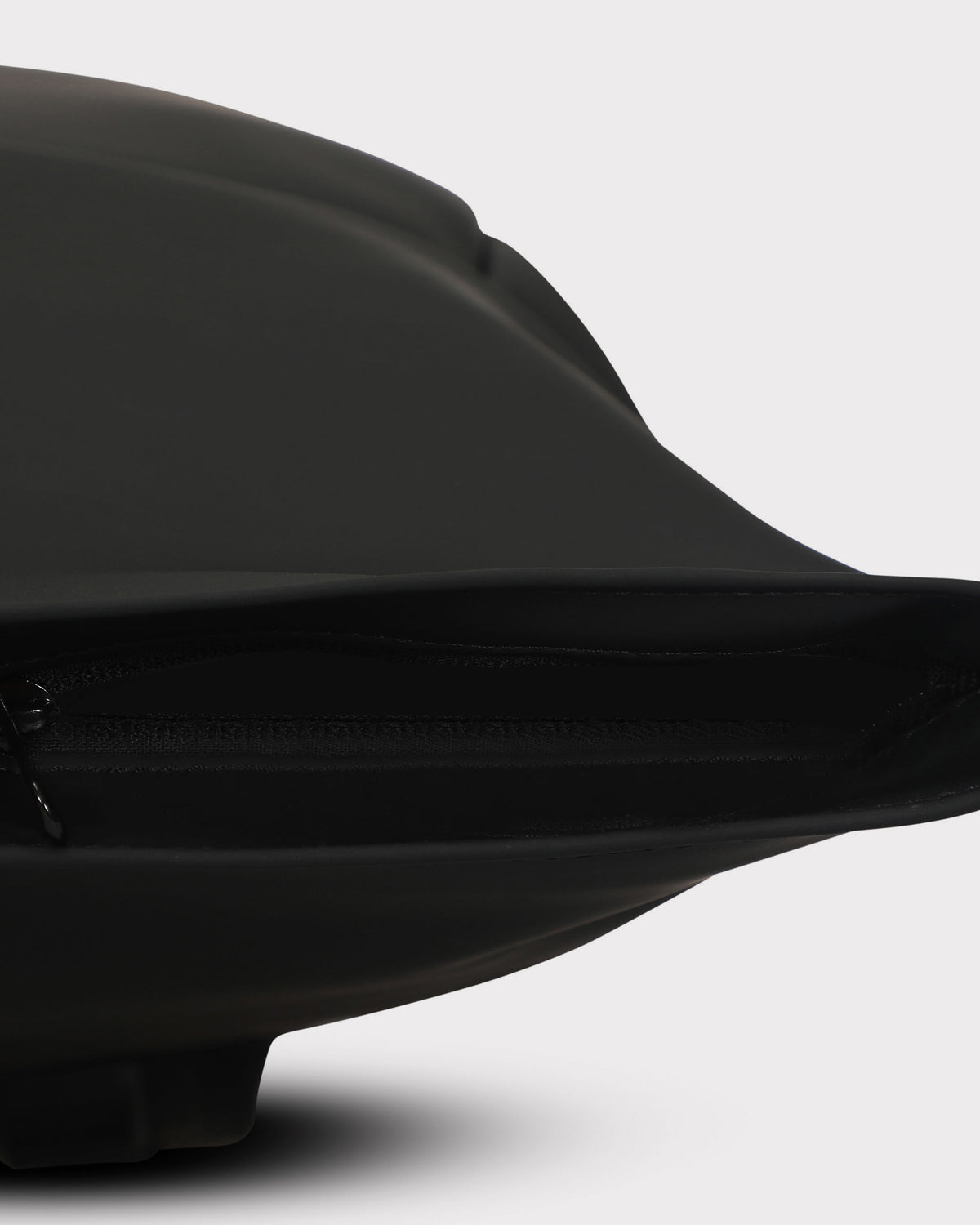 Seitliche Ansicht des schwarzen Rolltop-Rucksacks 'Harvey Large' von Johnny Urban mit geschlossenem Reißverschluss