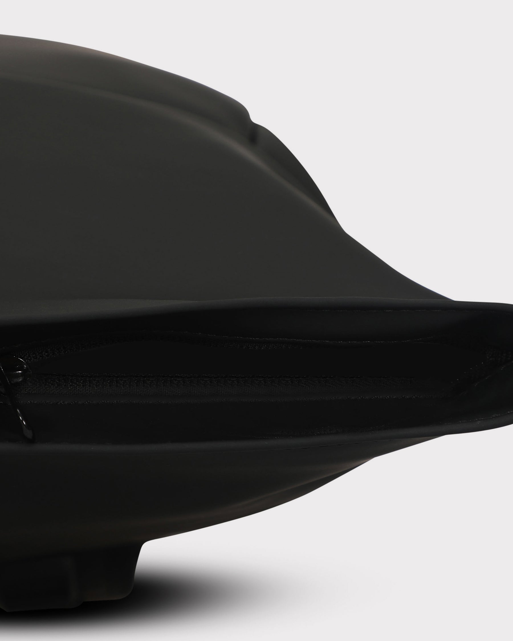 Seitliche Ansicht des schwarzen Rolltop-Rucksacks 'Harvey Large' von Johnny Urban mit geschlossenem Reißverschluss