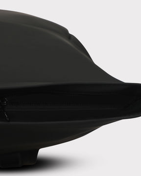 Seitliche Ansicht des schwarzen Rolltop-Rucksacks 'Harvey Large' von Johnny Urban mit geschlossenem Reißverschluss