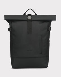 Großer schwarzer Rolltop Rucksack 'Harvey Large' von Johnny Urban aus wasserdichtem Material mit seitlichen Schnallen