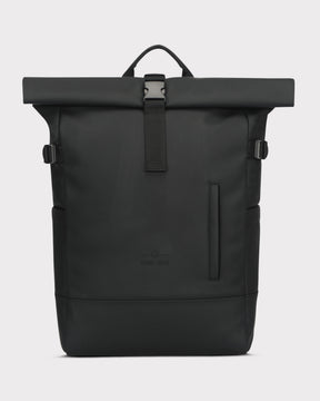 Großer schwarzer Rolltop Rucksack 'Harvey Large' von Johnny Urban aus wasserdichtem Material mit seitlichen Schnallen